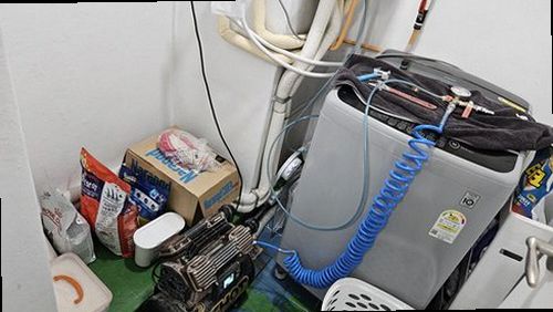 누수탐지 열화상 카메라로 벽면 온도를 측정하는 장면