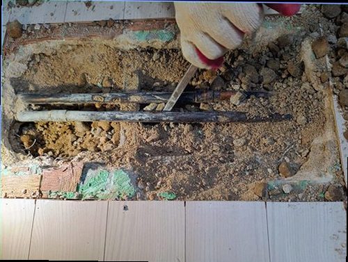 김포 누수탐지 수분 측정기를 활용해 벽체별 수분 분포를 비교하는 장면