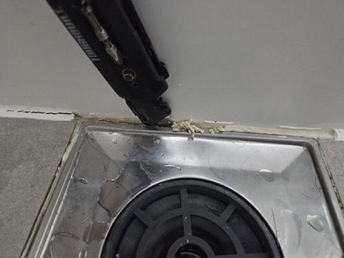 누수탐지 욕실 배관 점검 장면