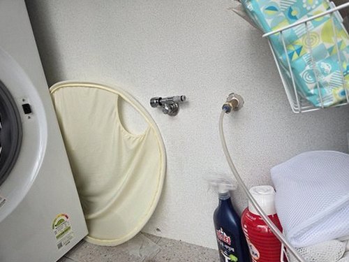 누수탐지 보수 완료 후 천장과 벽면이 안정된 상태의 비교 장면