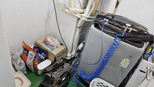 누수탐지 보수 후 벽지 상태를 확인하는 장면