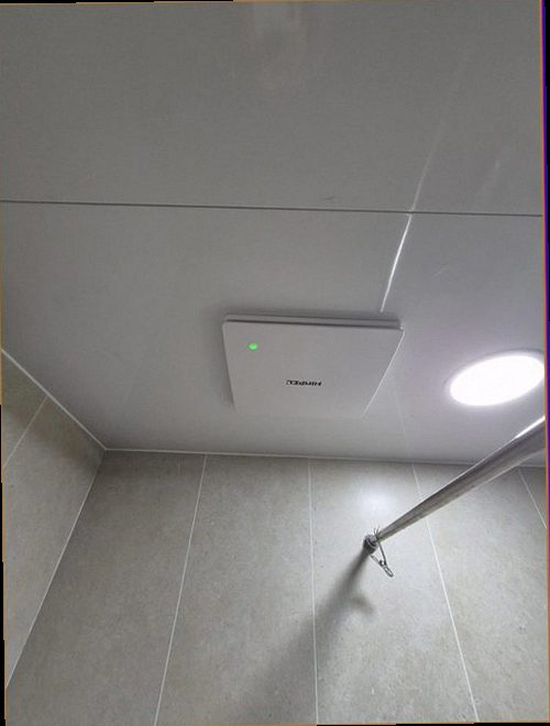 파주 누수탐지 욕실 바닥과 벽면의 누수 흔적을 확인하는 모습