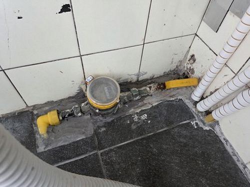 누수탐지 탐지 결과를 보고서로 정리해 의뢰인과 함께 확인하는 장면