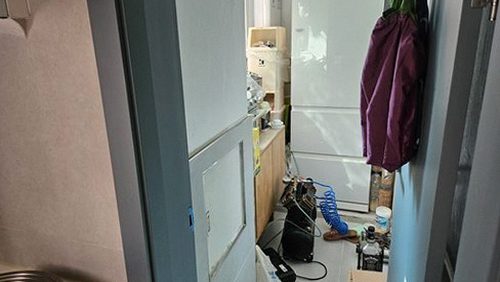 누수탐지 천장 얼룩이 넓어진 주택 내부 점검 장면