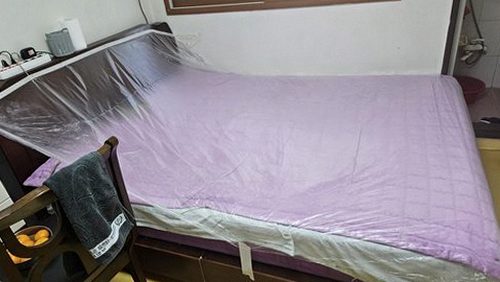 누수탐지 안방 천장 얼룩을 여러 각도에서 기록하는 점검 장면