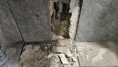 누수탐지 배관 압력 측정 장비를 연결해 구간별로 점검하는 장면