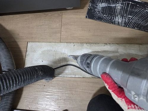 누수탐지 천장 얼룩 부위를 점검하는 모습