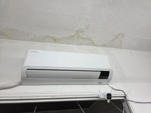 누수탐지 벽체 함수율을 측정하는 현장 장면