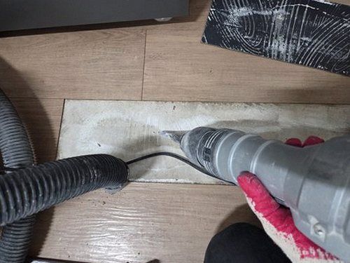 누수탐지 벽체 내부 상태를 확인하는 비파괴 점검 장면