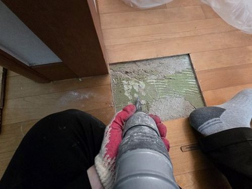누수탐지 벽과 천장에 나타난 누수 흔적을 살펴보는 모습