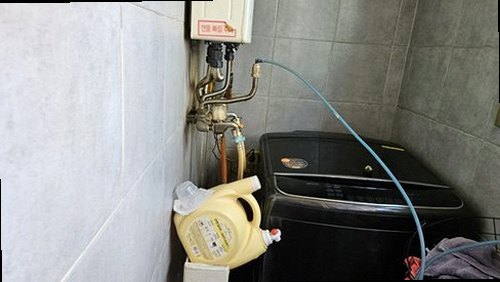 누수탐지 열화상 카메라로 벽면 온도 차이를 확인하는 점검 장면