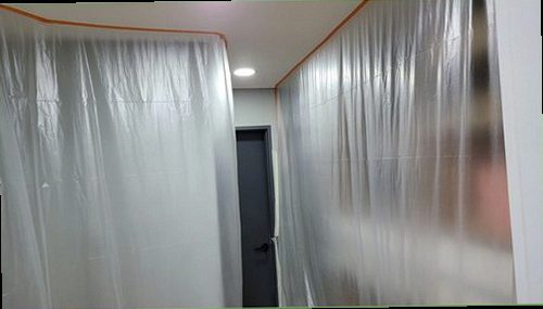 연수구 누수탐지 벽면과 바닥 주변의 누수 의심 흔적을 확인하는 모습