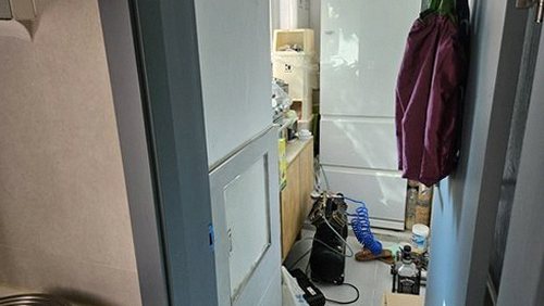 누수탐지 천장 얼룩과 벽면 습기 흔적을 비교해 살피는 모습