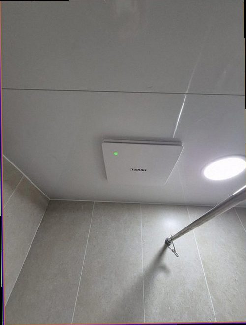 천안시 동남구 누수탐지 욕실 바닥과 벽면의 물자국을 확인하는 현장 점검 모습