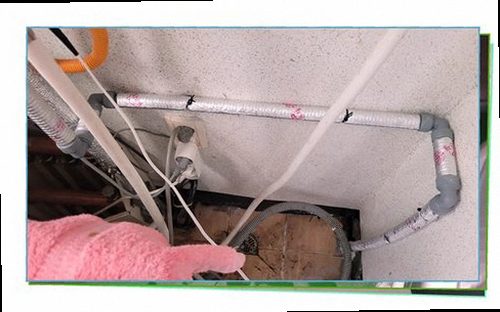 천안시 동남구 누수탐지 천장 얼룩과 벽면 습기 상태를 확인하는 모습