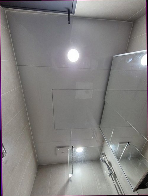 관악구 누수탐지 주방 배관 누수 여부를 점검하기 위해 연결부와 벽면을 확인하는 장면