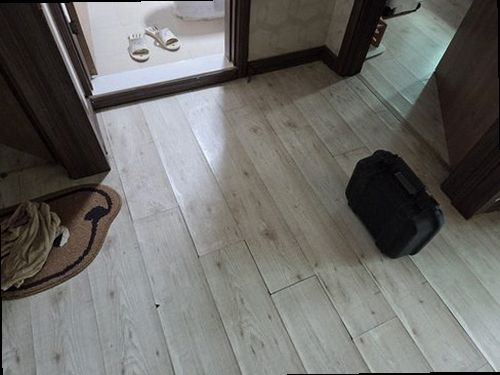누수탐지 아파트 세대 내부 천장 점검 중 상하층 배관 구조를 살펴보는 모습