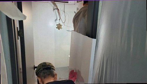 파주 누수탐지 벽면 변색과 계량기 움직임을 확인하는 누수 점검 모습