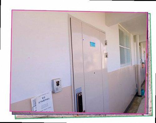 하남 누수탐지 베란다 벽면 얼룩과 창호 하단 상태를 확인하는 현장 점검 모습