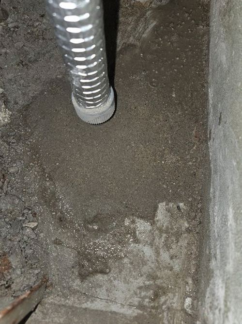 누수탐지 벽면 얼룩을 확인하며 배관 경로를 살피는 장면