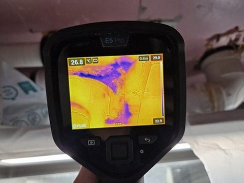 금천구 누수탐지 수리 후 천장 표면과 주변 마감 상태를 확인하는 모습