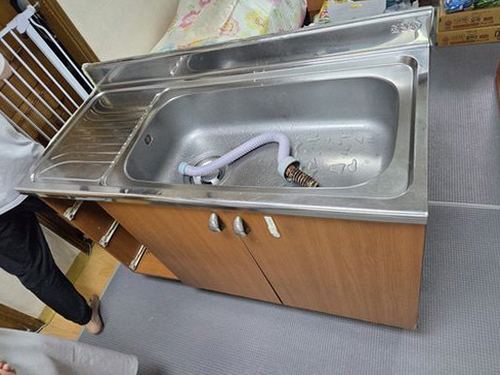 누수탐지 교체된 연결 부품과 접합부를 점검하는 모습