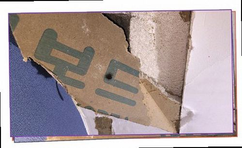 노원구 누수탐지 천장과 벽면에 번진 누수 흔적을 확인하는 모습