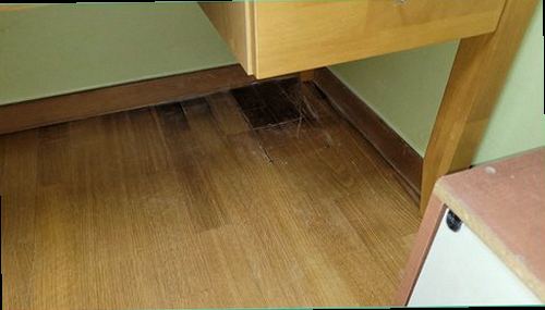 노원구 누수탐지 욕실 벽면과 바닥의 누수 흔적을 확인하는 모습