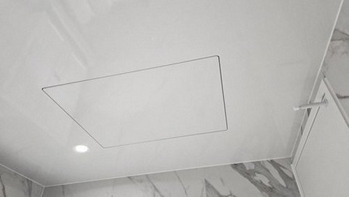 누수탐지 배관 구조도와 바닥 단면을 함께 검토하는 장면