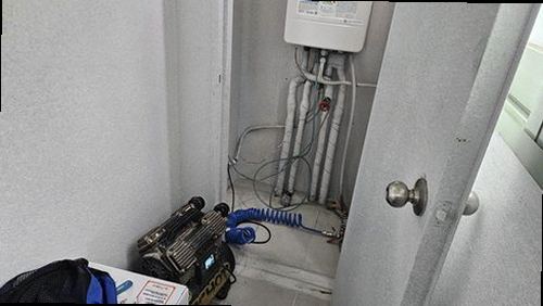 중랑구 누수탐지 난방 배관 점검 전 바닥 습기와 압력 상태를 확인하는 모습