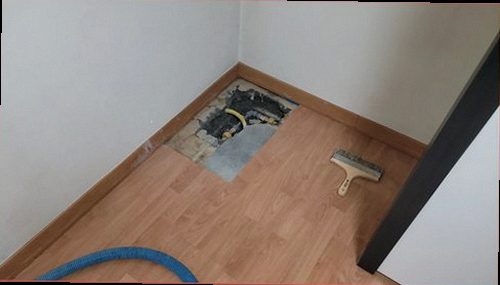 영등포구 누수탐지 욕실 주변 습기와 배관 상태를 확인하는 현장 점검 모습