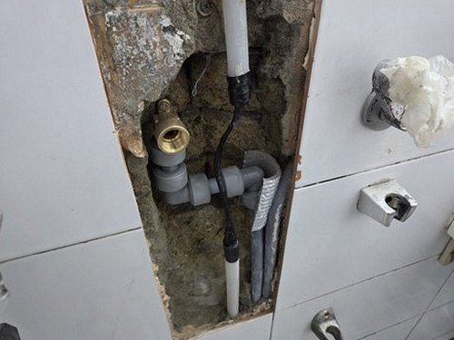 누수탐지 배관 연결 부위와 점검 결과를 확인하는 과정