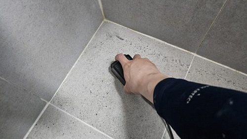 누수탐지 점검 결과와 누수 흔적을 기록해 보수 범위를 검토하는 장면