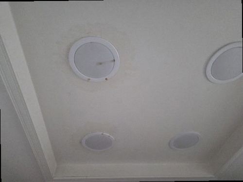 광주 누수탐지 벽과 바닥에 생긴 누수 흔적을 관찰하는 모습