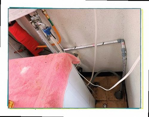 구리 누수탐지 배관 주변과 실내 마감재 상태를 점검하는 모습