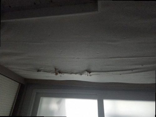 누수탐지 벽면 얼룩과 천장 모서리 변색을 살펴보는 점검 장면