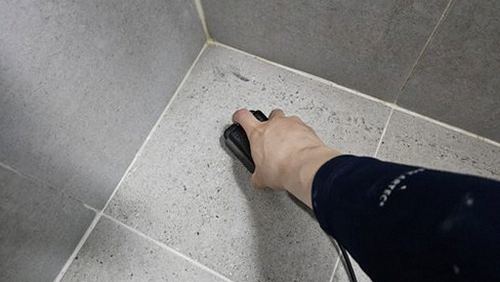 누수탐지 배관 이음부 교체 후 압력 시험을 확인하는 모습