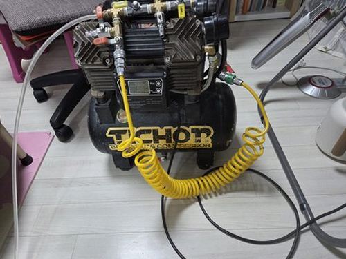 누수탐지 온수 배관 주변 벽면 얼룩과 바닥 습기 상태를 확인하는 점검 장면