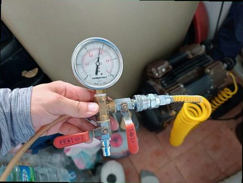 안성 누수탐지 배관 이상 구간을 부분적으로 개방하고 보수 범위를 확인하는 과정