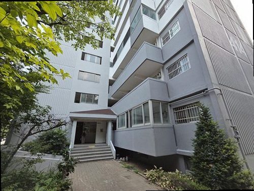 누수탐지 배관 누수 점검 현장에서 장비로 천장 상태를 확인하는 장면