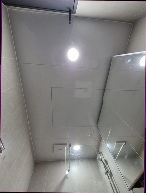 파주 누수탐지 주방 벽 하단에 번진 물자국과 싱크대 하부 점검 모습