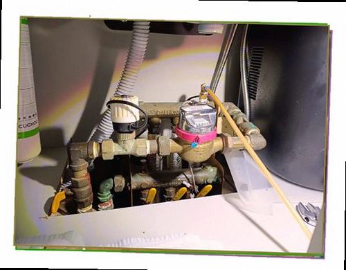 평택 누수탐지 균열 부위와 창호 접합부를 점검하는 모습