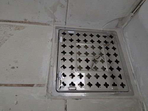 누수탐지 배관 연결부와 벽면 얼룩을 비교 관찰하는 장면