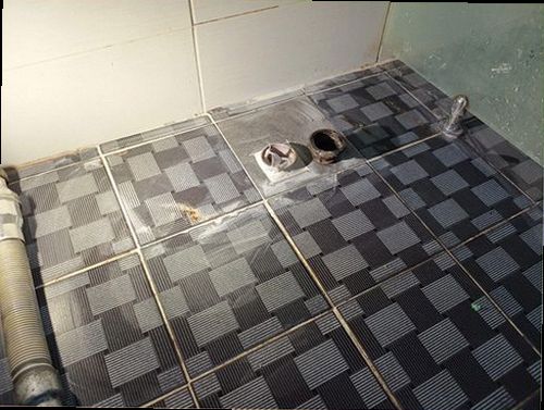광주 누수탐지 베란다 물기와 얼룩의 위치를 확인하는 점검 장면