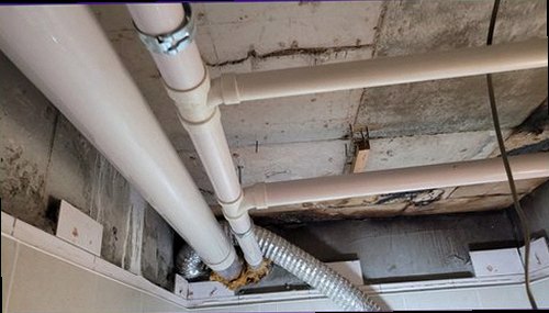 포천 누수탐지 벽면 얼룩과 수분 흔적을 확인하는 현장 점검 모습
