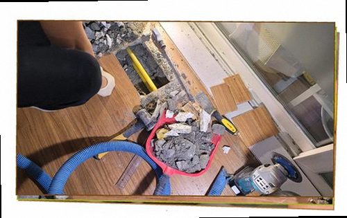 권선구 누수탐지 천장 얼룩의 번짐 범위와 벽면 습도를 비교하는 점검 모습