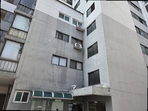 누수탐지 벽면 얼룩이 번진 천장과 벽 모서리 점검 장면