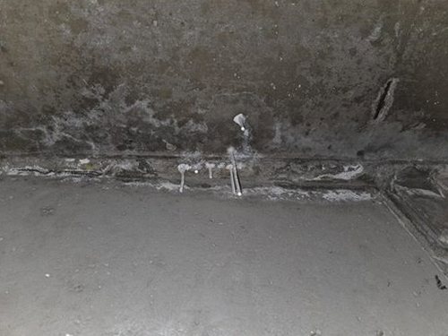 누수탐지 계량기와 벽면 상태를 함께 확인하는 점검 과정