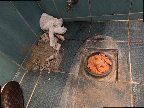 누수탐지 욕실 배관 점검 장면
