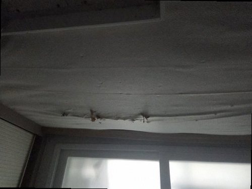 누수탐지 욕실 배수구 주변 실리콘과 줄눈 상태 점검 장면